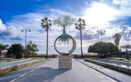 KI, 2024, bronzo, fusione a cera persa, fusione dinamica e patina a fuoco, h 700 cm, Pontile di Forte dei Marmi